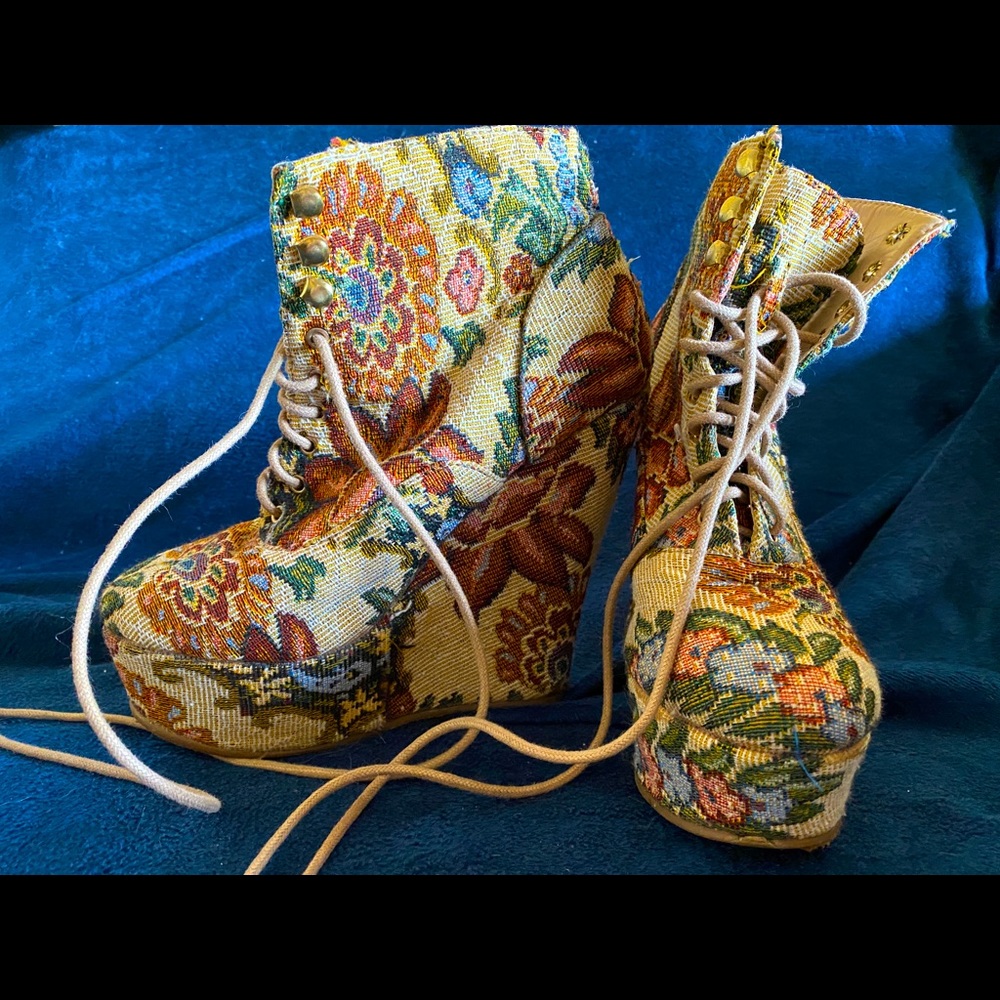 Pattern high heel boots